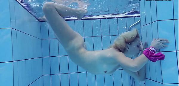  Elena Proklova spreading legs underwater